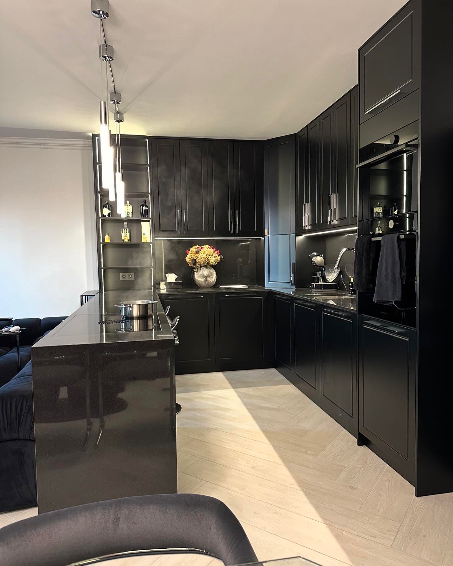 Cuisine sombre bois et marbre